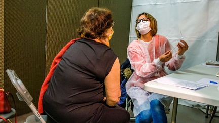 Une femme se fait vacciner le 15 janvier dernier au palais des sports de Gerland transformé en vaccinodrome. (ROBERT DEYRAIL / GAMMA-RAPHO)