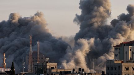 De la fumée s'échappe après une frappe israélienne à Rafah, le 6 novembre 2023, dans le sud de la bande de Gaza. (SAID KHATIB / AFP)