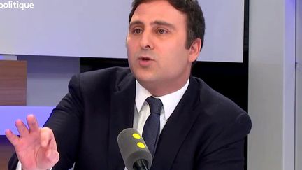 Eduardo Rihan Cypel, le secrétaire national du Parti socialiste, chargé des relations avec le gouvernement, était l'invité de "Tout est politique", sur franceinfo, lundi 26 février 2018. (FRANCEINFO)