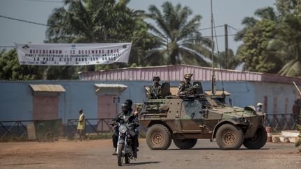 Des soldats français de la mission Sangaris en patrouille à Bangui,&nbsp;en&nbsp;Centrafrique, le 10 décembre 2015. (MARCO LONGARI / AFP)