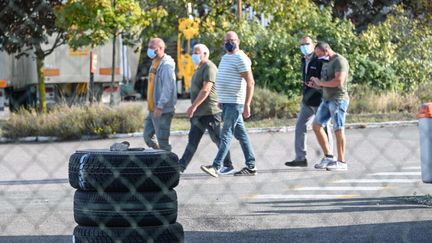 Des employés du site Bridgestone de Béthune (Pas-de-Calais), le 17 septembre 2020. (DENIS CHARLET / AFP)