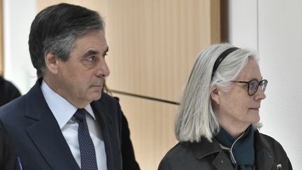 Penelope et François Fillon arrivent au tribunal de grande instance de Paris, le 27 février 2020. (STEPHANE DE SAKUTIN / AFP)