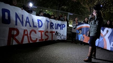 Des opposants hispaniques à Donald Trump manifestent devant la Maison Blanche à Washington dans la nuit de mardi 8 novembre à mercredi 9 novembre 2016.&nbsp; (JOSHUA ROBERTS / REUTERS)