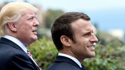 Donald Trump et Emmanul Macron lors du G7 à Taormina (Italie), le 26 mai 2017. (STEPHANE DE SAKUTIN / AFP)