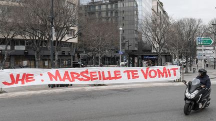 Une banderole déployée dans Marseille dirigée contre le président olympien Jacques-Henri Eyraud, samedi 30 janvier 2021. (NICOLAS TUCAT / AFP)