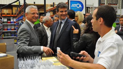 Le ministre de l'Economie Arnaud Montebourg en visite sur le site de l'opticien&nbsp;Atol &agrave; Beaune (C&ocirc;te-d'Or), le 27 ao&ucirc;t 2012. (MAXPPP)