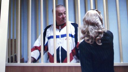 Sergueï Skripal parle à son avocate au palais de justice de Moscou (Russie), le 9 août 2006. (MISHA JAPARIDZE / AP / SIPA)