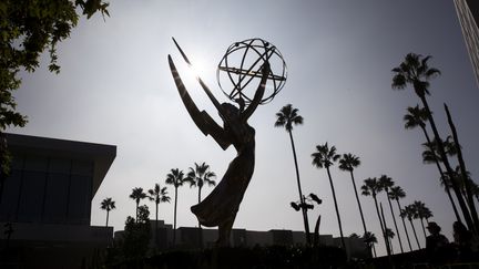 Une statuette Emmy exposée le 15 septembre 2021 à Los Angeles durant un rendez-vous presse en prévision de la cérémonie des Emmy Awards (CAROLINE BREHMAN / EPA / MaxPPP)