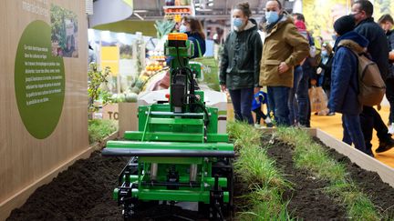 Chaque année, les entreprises spécialisées en nouvelle technologie tentent d'impressionner les exploitants agricoles, mais aussi les visiteurs, avec leurs innovations (ici un robot planteur en 2022). (BRUNO LEVESQUE / MAXPPP)