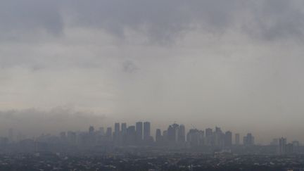 Dans le ciel de Manille, de sombres nuages s'amoncellent. La capitale des Philippines n'est pas sur le passage du typhon mais en ressent les effets. (ROUELLE UMALI / CHINE NOUVELLE / SIPA)