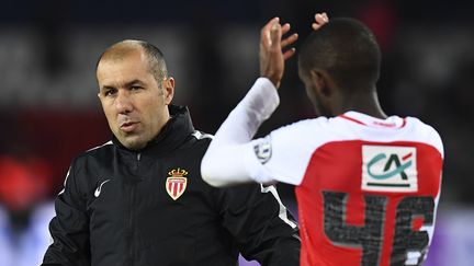 Leonardo Jardim salue le public avec son jeune joueur Safwan Mbae, âgé de 20 ans (FRANCK FIFE / AFP)