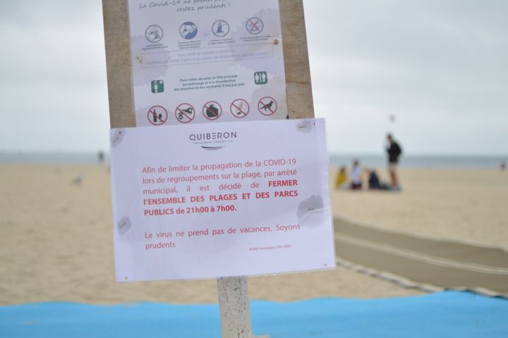 Les panneaux d'interdiction&nbsp;entre 21h et 7h du matin&nbsp;sur les plages de Quiberon,&nbsp;dans le Morbihan. (VICTOR VASSEUR / FRANCE-INFO)