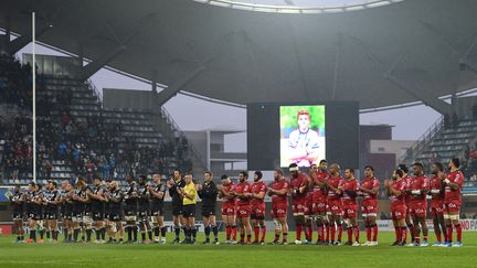 Les joueurs de Montpellier et Toulon rendent hommage à Nicolas Chauvin&nbsp;au stade de&nbsp;Montpellier, le 16 décembre 2018. (SYLVAIN THOMAS / AFP)