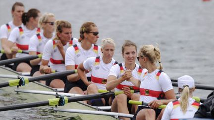 L'&eacute;quipe f&eacute;minine d'aviron allemande aux JO de Londres, le 31 juillet 2012.&nbsp;Nadja Drygalla est la quatri&egrave;me en partant de la droite. (ARMANDO FRANCA / AP /SIPA )