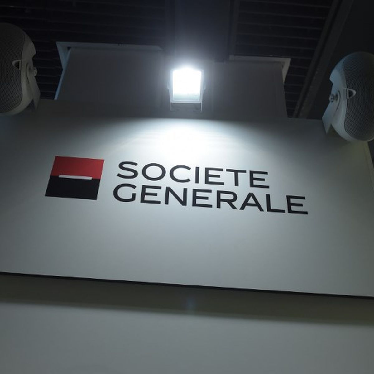 700 Ecologistes A Travers La France Nettoient Des Agences De La Societe Generale La Banque La Plus Sale