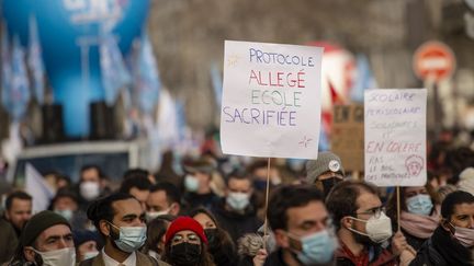 Des enseignants manifestent contre le "chaos" de la gestion de l'épidémie de Covid-19 à l'école, le 13 janvier 2022 à Paris. (HUGO PASSARELLO LUNA / HANS LUCAS / AFP)