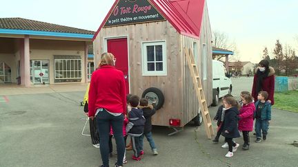 La conteuse itinérante se ballade sur les routes avec son spectacle partout en France (France 3)