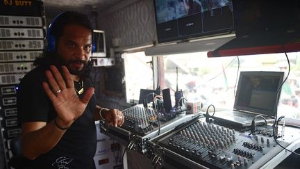 Asif Butt, le DJ pakistanais connu sous le nom de DJ Butt mixe pour le PPP le 17 juillet 2018 à Islamabad.
 (FAROOQ NAEEM / AFP)