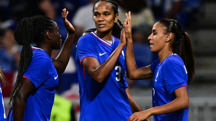 Wendie Renard célèbre avec ses coéquipières le troisième but de l'équipe de France contre la Colombie aux Jeux olympiques, au stade de Lyon, le 25 juillet 2024.