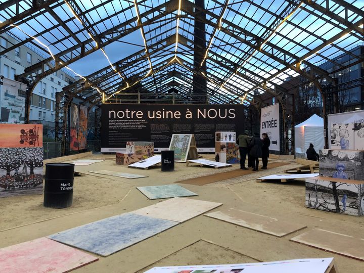 L'exposition Notre usine à Nous, à l'entrée du Salon du livre et de la presse jeunesse de Montreuil, à la nuit tombée.&nbsp; (Camille Bigot)