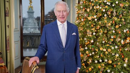 Le roi Charles III de Grande-Bretagne pose lors de l'enregistrement de son message de Noël au palais de Buckingham, à Londres, le 7 décembre 2023. (JONATHAN BRADY / POOL)