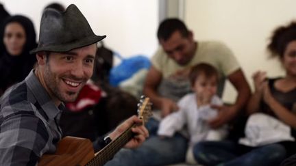 Charlie Winston dans son clip tourné auprès de migrants
 (Capture image Youtube)