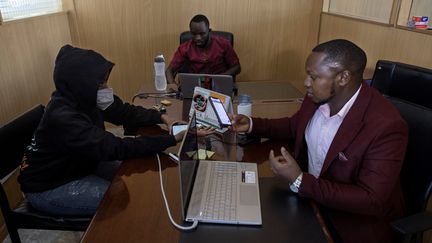 Ian James Mwai (à droite), 23 ans, un influenceur kényan qui chapeaute une équipe de 70 personnes au service d'un parti politique en prévision de la présidentielle du 9 août 2022.&nbsp; (TONY KARUMBA / AFP)