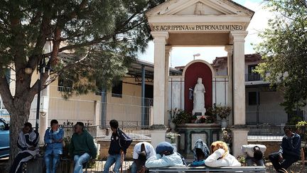 à cause de l’unique nourriture fournie par les trafiquants : 5 kilos de dattes. Les divergences religieuses n’arrangent souvent pas les choses. «Ce qui pose le plus de problème, c'est la mauvaise entente entre les passagers. Et quand le grand bateau (des garde-côtes) arrive, c'est chacun pour soi, tout le monde veut être secouru en premier», ajoute le jeune homme, visiblement encore secoué. (AFP/Alberto Pizzoli )