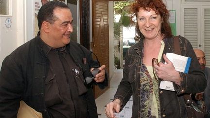 Le journaliste Taoufik Ben Brik (avec l'eurodéputée française Hélène Flautre) le 16 mars 2007 à Tunis (© AFP PHOTO FETHI BELAID)