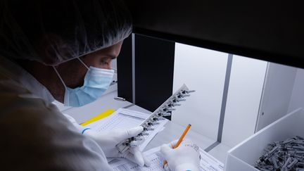 Un technicien du laboratoire Sanofi de Val-de-Reuil (Eure), en juillet 2020. (JOEL SAGET / AFP)