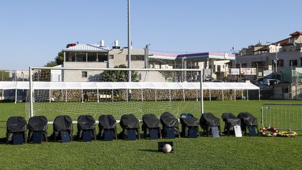 Des chaises qui représentent les 12 morts de l'attaque sur le plateau du Golan annexé lors d'un match de foot, le 28 juillet 2024. (JALAA MAREY / AFP)