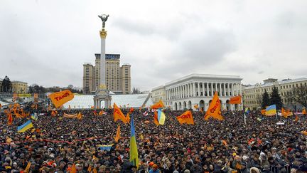 Le 21 novembre 2004, la victoire du candidat pro-russe Viktor Ianoukovitch est entachée par des soupçons de fraudes. Des milliers de partisans du candidat pro-européen Viktor Iouchtchenko s’installent face au Parlement sur la place de l’Indépendance connue sous le nom de Maïdan. La révolution Orange est née. Sous la pression de la rue, la Cour suprême ukrainienne demande qu’un second tour soit à nouveau organisé. Le 26 décembre 2004, Iouchtchenko remporte les élections avec 52% des voix. (AFP PHOTO / SERGEI SUPYNSKI)