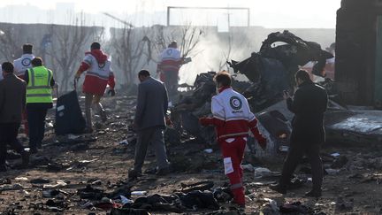 Des équipes de secours travaillent au milieu des débris du Boeing 737 qui s'est écrasé près de l'aéroport de Téhéran (Iran), le 8 janvier 2020. (AFP)