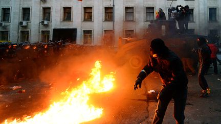 Des manifestants pro-europ&eacute;en s'opposent aux forces de l'ordre, devant le bureau de l'administration pr&eacute;sidentielle, dimanche 1er d&eacute;cembre 2013.&nbsp; (VASILY MAXIMOV / AFP)