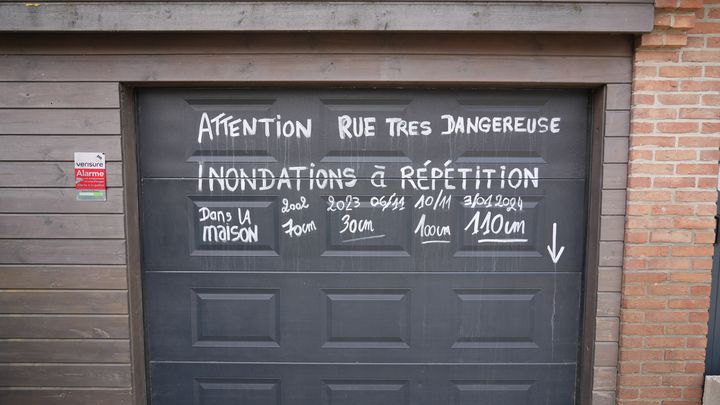Un garage de Blendecques (Pas-de-Calais), où un habitant qui a quitté sa maison alerte sur les "inondations à répétition", le 19 mars 2024. (PAOLO PHILIPPE / FRANCEINFO)