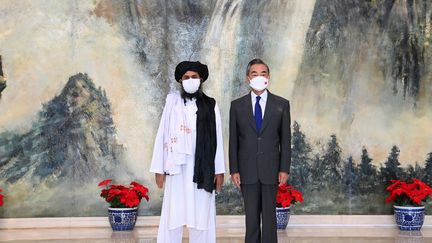 Le conseiller d'Etat chinois et ministre des Affaires étrangères Wang Yi rencontre le mollah Abdul Ghani Baradar, chef politique des talibans, à Tianjin (nord de la Chine), le 28 juillet 2021. (LI RAN / XINHUA / AFP)