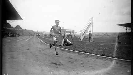 Le coureur Boughera El-Ouafi, champion olympique en 1928 à Amsterdam était ouvrier chez Renault à Billancourt. (AGENCE ROL. AGENCE PHOTOGRAPHIQUE (COMMANDITAIRE) / BIBLIOTH?QUE NATIONALE DE FRANC)