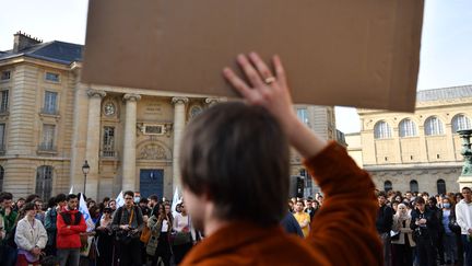 Des étudiants manifestent devant l'université La Sorbonne, à Paris, le 14 avril 2022. Photo d'illustration. (JULIEN DE ROSA / AFP)