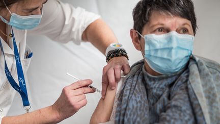 Une patiente reçoit sa premiere dose de vaccin AstraZeneca contre le Covid-19 au centre de vaccination de La Baule, le 6 mars 2021. (BAPTISTE ROMAN / HANS LUCAS / AFP)