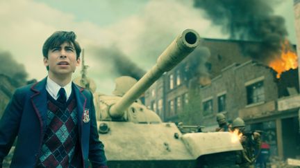 Aidan Gallagher est Numéro 5, en plein milieu d'une guerre nucléiare entre l'URSS et les Etats-Unis (NETFLIX)