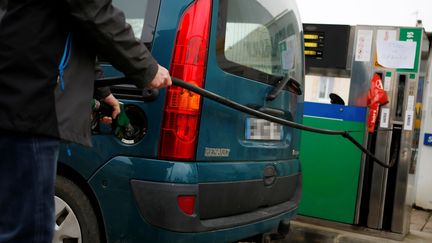 Un automobiliste dans une station-essence, le 5 décembre 2018, à&nbsp;Saint-Laurent-de-Condel (Calvados).&nbsp; (CHARLY TRIBALLEAU / AFP)