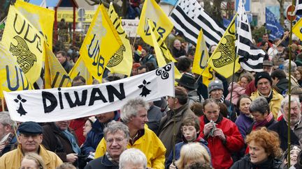 Quelque 2 500 personnes manifestent pour la reconnaissance de la langue bretonne et des autres langues r&eacute;gionales, le 31 mars 2007, &agrave; Lorient (Morbihan). (FRED TANNEAU / AFP)