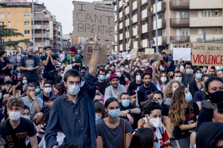 Des manifestants se massent devant le consulat des États-Unis à Barcelone (Espagne) le 1er juin 2020, après le meurtre de George Floyd. (ALBERT LLOP / NURPHOTO / AFP)