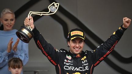 Le pilote Red Bull Sergio Perez après sa victoire au Grand Prix de Monaco, le 29 mai 2022. (LOIC VENANCE / AFP)