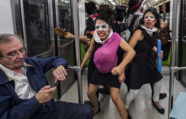 Dans le métro de Mexico, une clown de la compagnie Claustofobos prétend être enceinte et se mettre en colère contre un passager, le 31 mars 2015.
 (OMAR TORRES / AFP)