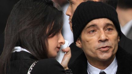 Jean-Luc Delarue assiste au d&eacute;fil&eacute; Dior avec sa compagne, le 21 janvier 2012 &agrave; Paris. (FREDERIC BUKAJLO / SIPA)