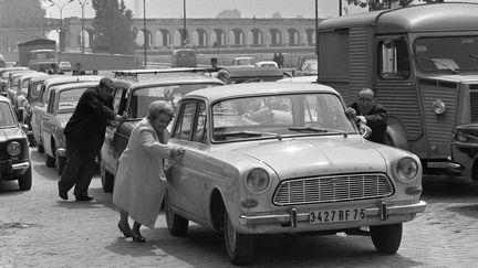 Des Parisiens poussent leur voiture, faute de carburant, le 29 mai 1968 (UPI)