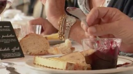 La France est le pays du fromage : à Narbonne (Aude), un restaurant se distingue pour son plateau de fromages, présenté comme le plus grand du monde. France Télévisions s'y est rendu avant le reconfinement. (FRANCE 2)