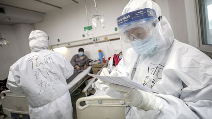 Des soignants s'occupent d'un patient contaminé au coronavirus Covid-19, le 13 février 2020 à l'hôpital Jinyintan, à Wuhan (Chine).&nbsp; (CHINA DAILY CDIC / REUTERS)