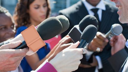 Journalistes, critiques,
et artistes ne font souvent pas bon ménage (PAUL BRADBURY / OJO IMAGES RF / GETTY IMAGES)